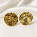 Aretes Espiral Dorado en oro de 24k, diseño en espiral triple con textura brillante, aretes-tierra-dorada.