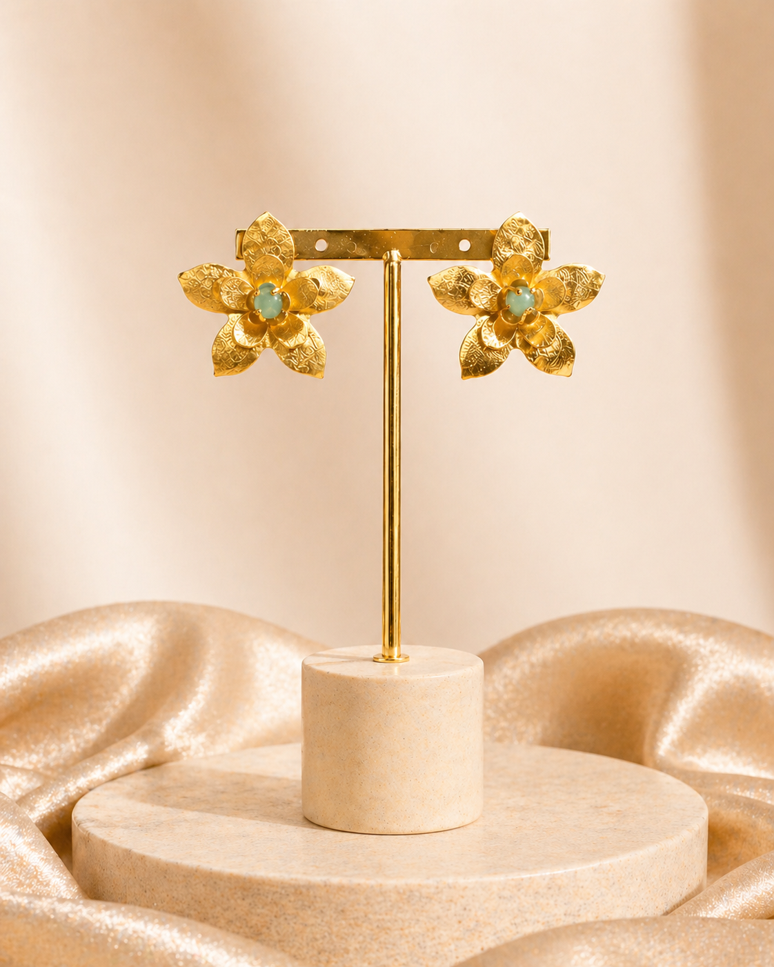 Aretes Flor Dorada con Esmeraldas