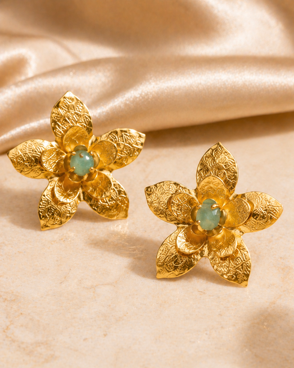 Aretes Flor Dorada con Esmeraldas